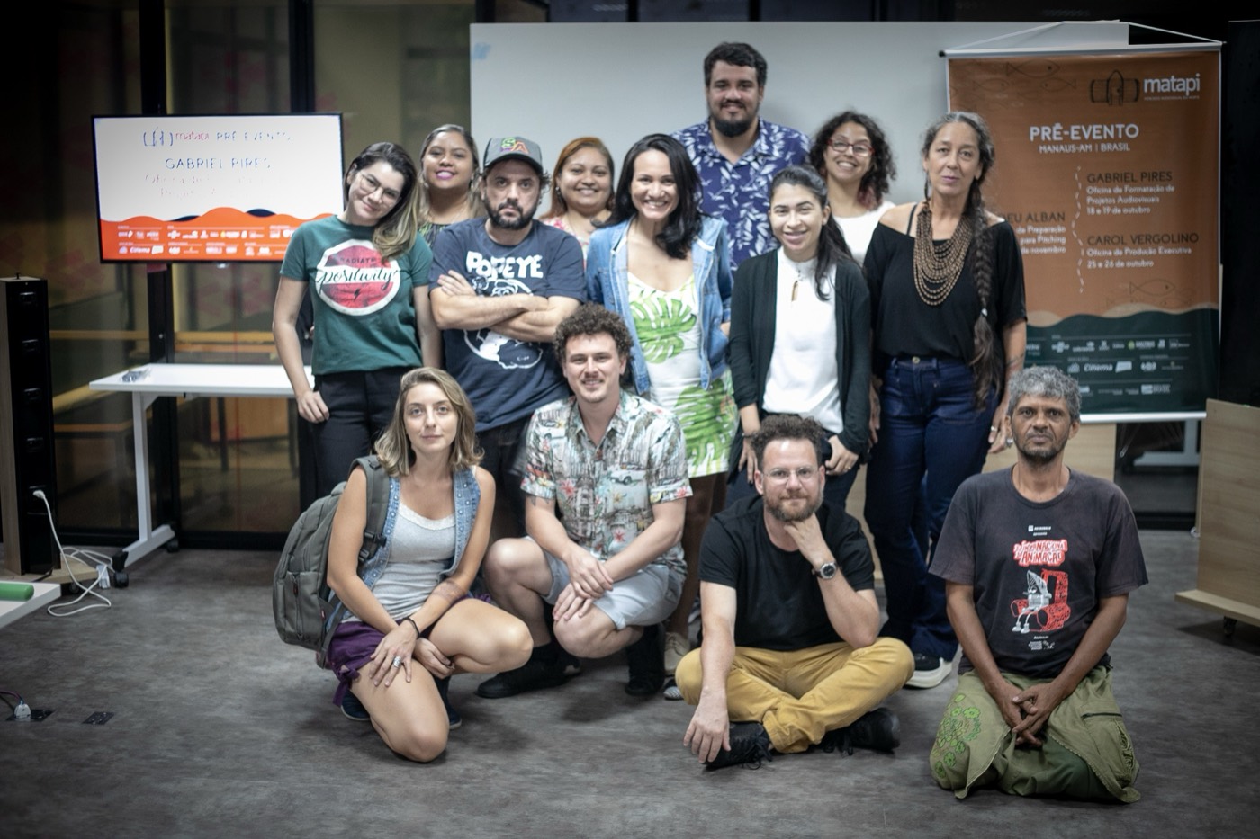 Grupo de participantes do Matapi 2019 posando juntos diante de um banner do evento