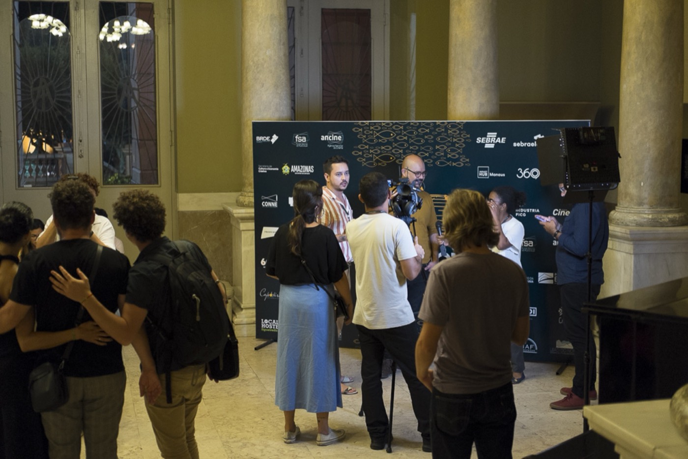 Matapi 2019: pessoas reunidas diante do painel de patrocinadores no Palacete Provincial