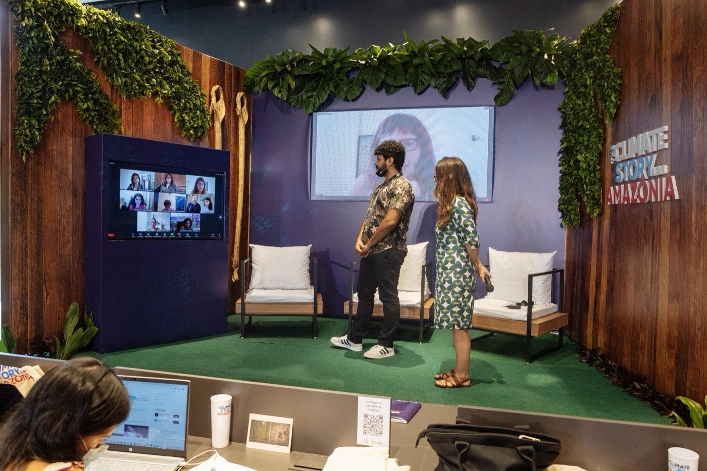 Climate Story Lab Amazônia 2021: dupla conversa no palco diante de telas