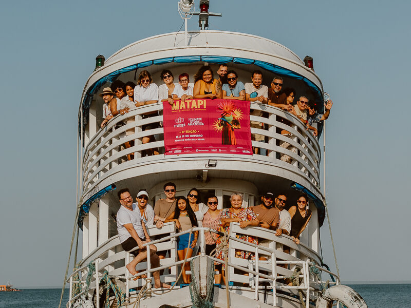 Climate Story Lab 2025: participantes reunidos em um barco.